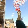 champagnefles met 500 heliumballonnen