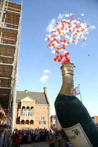 champagnefles met 500 heliumballonnen