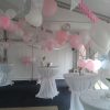 roze witte ballonnen in tent