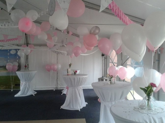 roze witte ballonnen in tent