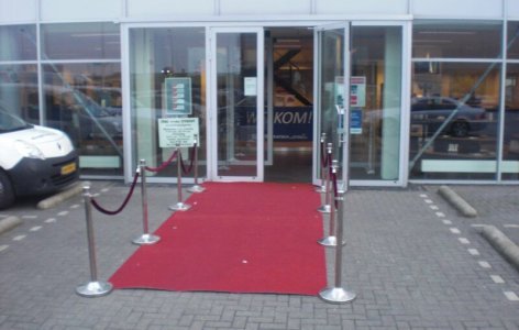 rode loper met afzetpalen